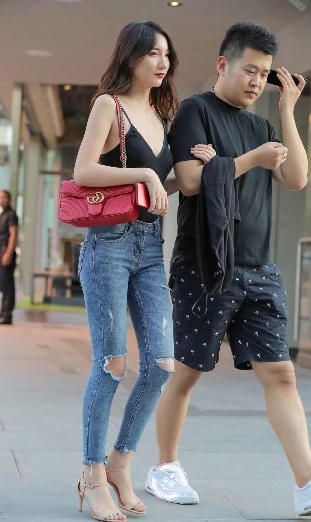 气质御姐黑色吊带秀出了她平胸的美，真空上阵奔放穿搭