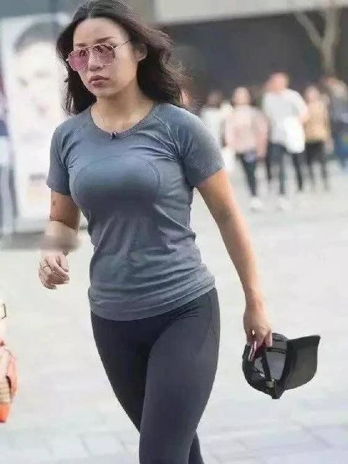 打底裤设计修身显瘦，让你感受阳光般的灿烂