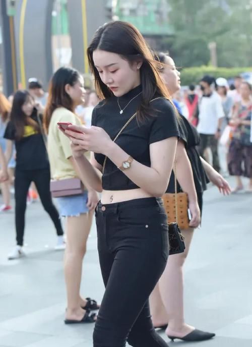 『迷人』姑娘又白又美，露脐黑衣配牛仔裤凸显好身材，浑身散发着迷人魅力