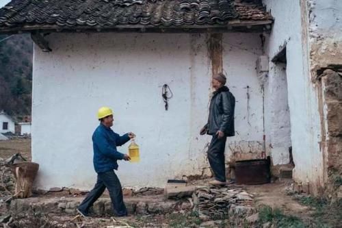  「管理不够」农村电工工资不高，为何能赚那么多钱？老农的话很