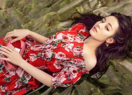 迪丽热巴穿蓝色旗袍