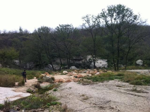 河南有一风景如画的河谷景区，红石遍布瀑潭相连，吃住便宜无门票