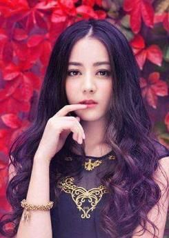 迪丽热巴晒照片秀清纯，不料却被胡冰卿晒出的照片给打败了