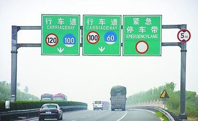 大车司机：夜间超车别闪了；夜间超车应该怎样向前车示警？