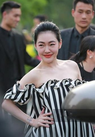 小S为扮嫩太拼了!39岁穿19岁衣服,网友:腿上的黑丝暴露了