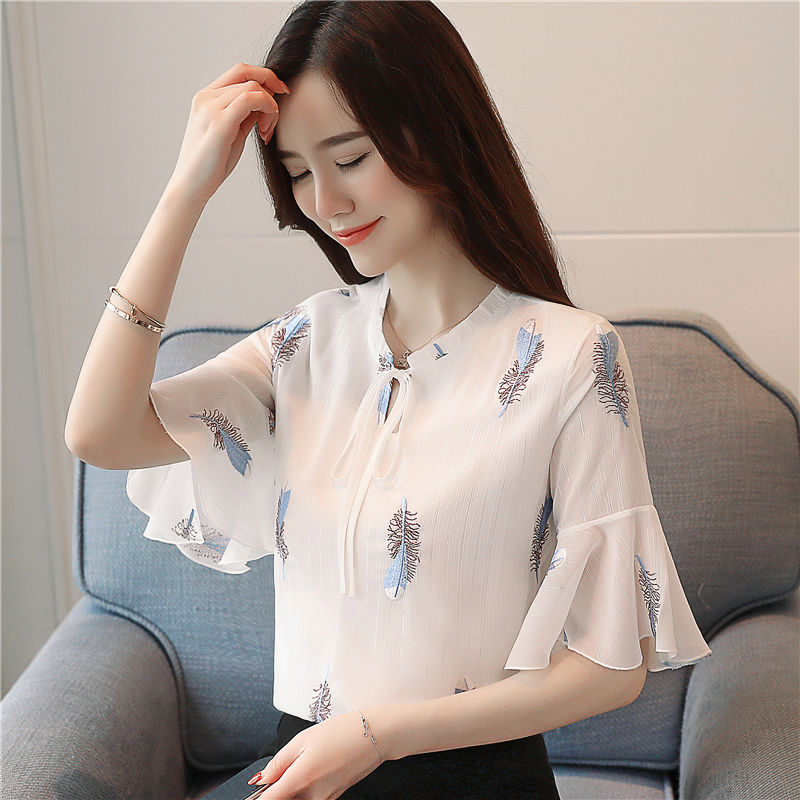 女人过了45岁别穿太土,建议初秋后这样穿,洋气显瘦又减龄