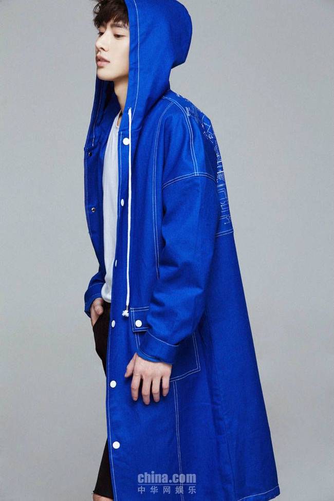 王佑硕曝活力时尚写真 蓝色外套更显青春魅力