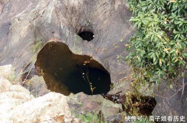 广东发现一奇石,被雷劈开一条缝,石顶还冒出巨大的“脚趾”!