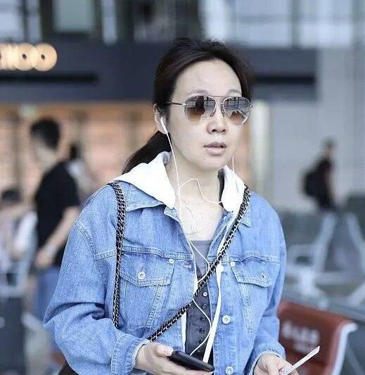 闫妮这次扛不住了!素颜现身老了不止十岁，网友:终于相信你47了