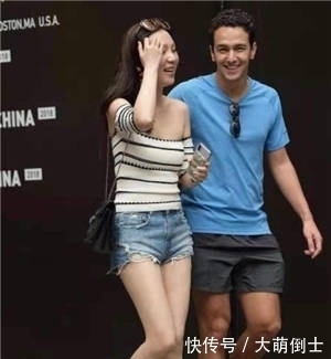  『尽显』街拍：羞涩可人的小姐姐，大长腿十分亮眼，尽显性感女人味