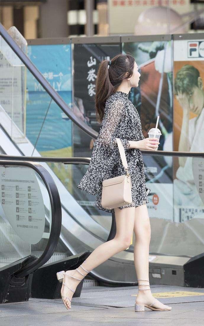 薄薄的料子,带有一点点透明的感觉,带来一种若隐若现的性感美!