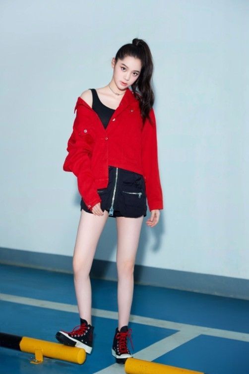 欧阳娜娜终于不再保守了?大方秀出美腿,是“腿精”没错了