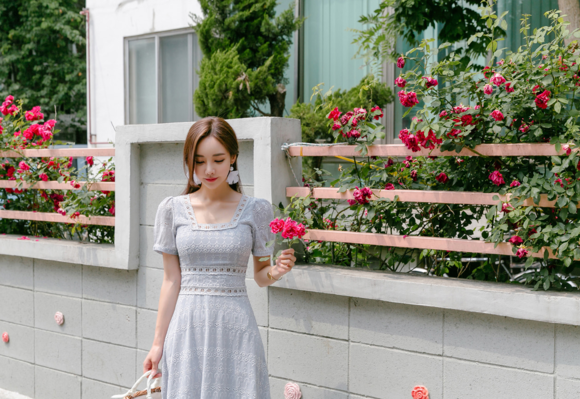 女神孙允珠，明斯克民族花饰波漾淡灰洋裙