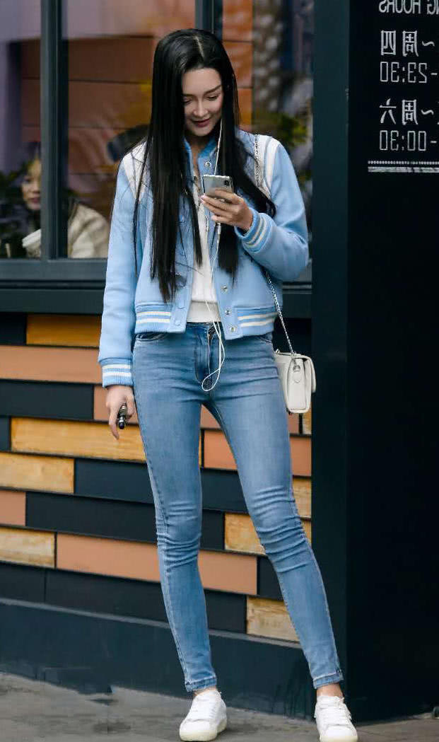 听说玩电子烟的小姐姐都很美，紧身牛仔裤身材凸凹有致