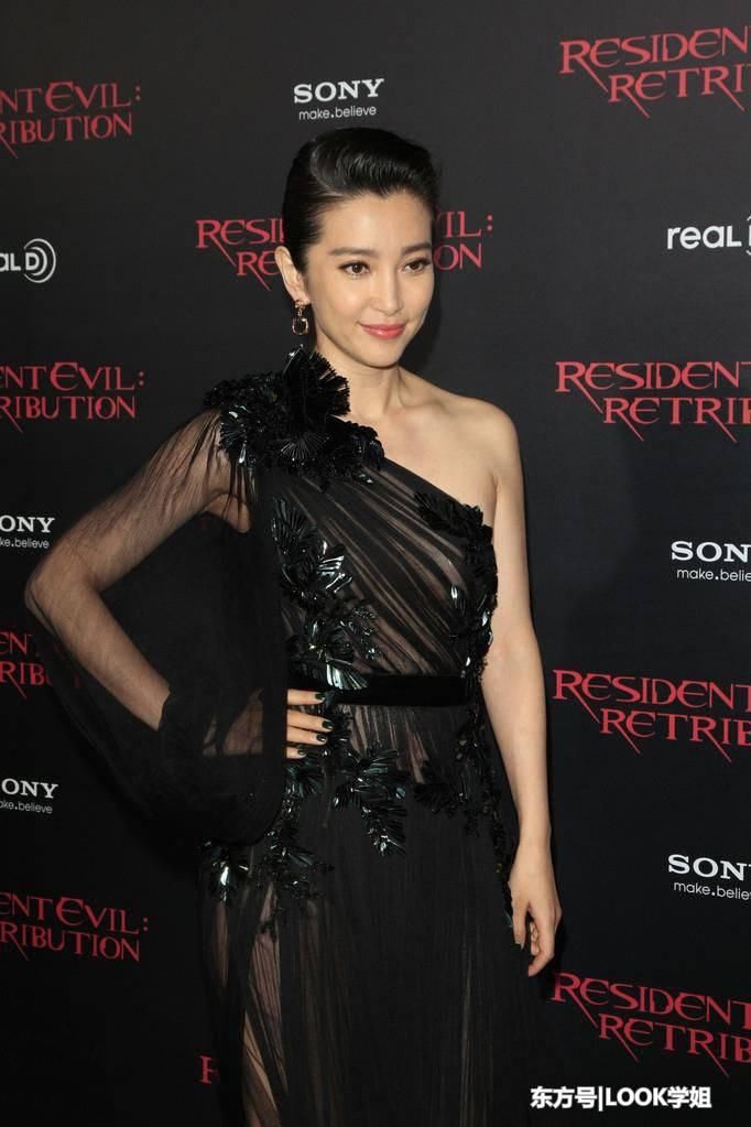 李冰冰真敢穿，透视纱裙惊艳全场，网友：都不好意思看了