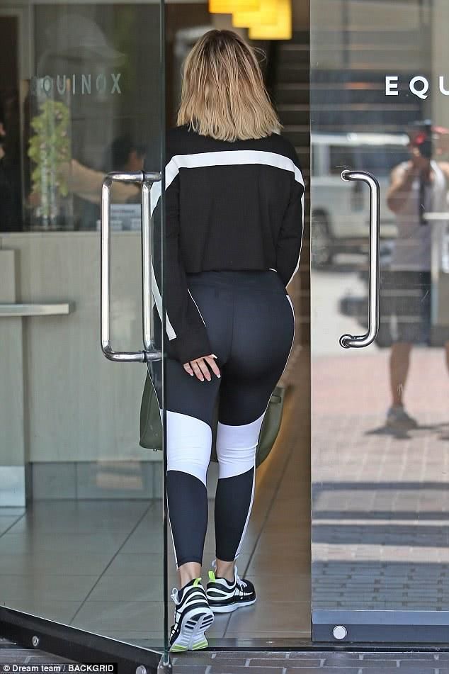 卡戴珊穿上瑜伽裤，膀大腰圆双腿粗，网友:感觉有200斤!