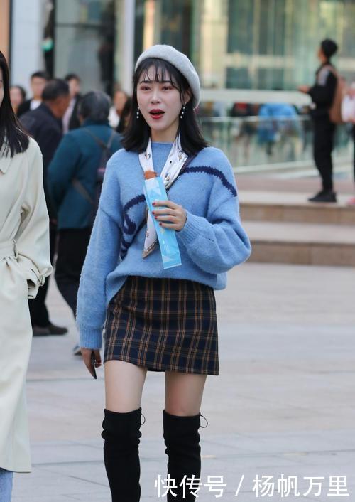 『美女』街拍美女白色连衣裙搭配披肩发,妥妥的校园风!