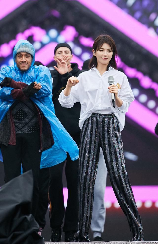 『刘涛』别学刘涛把衬衫塞裙子里，看她塞一半留一半的造型，显腿长又飒爽