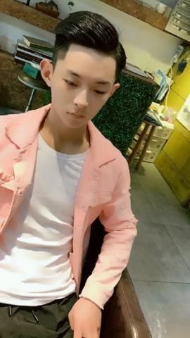 长相清秀的小哥想换个洋气的发型,剪完后秒变小鲜肉