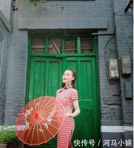  『美丽动人』美丽动人的美女街拍：俏皮可人的美女，就能穿出青春洋溢的气息