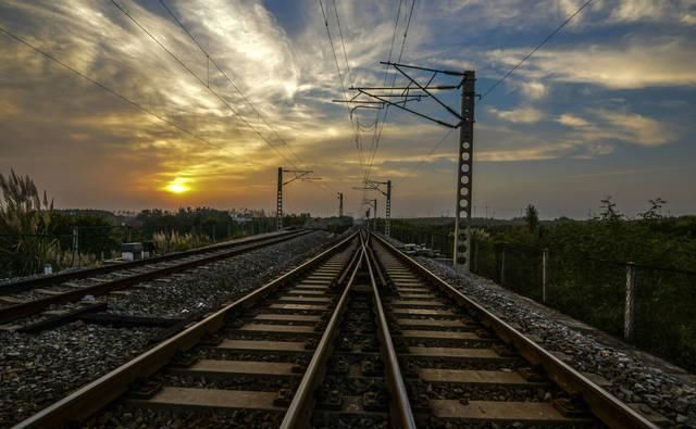  横穿■中国最长铁路：耗资400亿，横穿9个省，2亿人受益