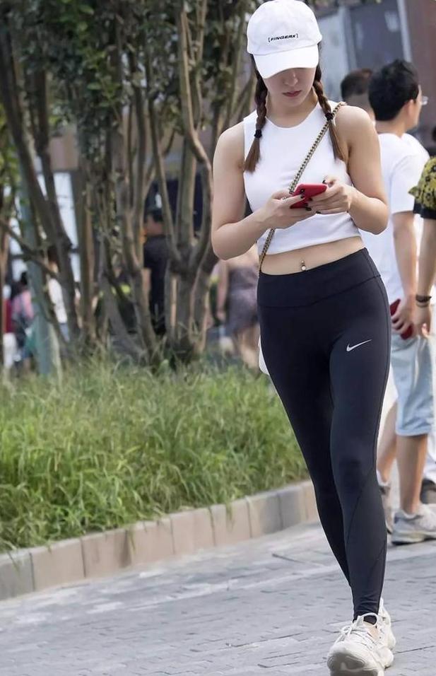 街拍：美女穿紧身运动裤，真的不要太迷人