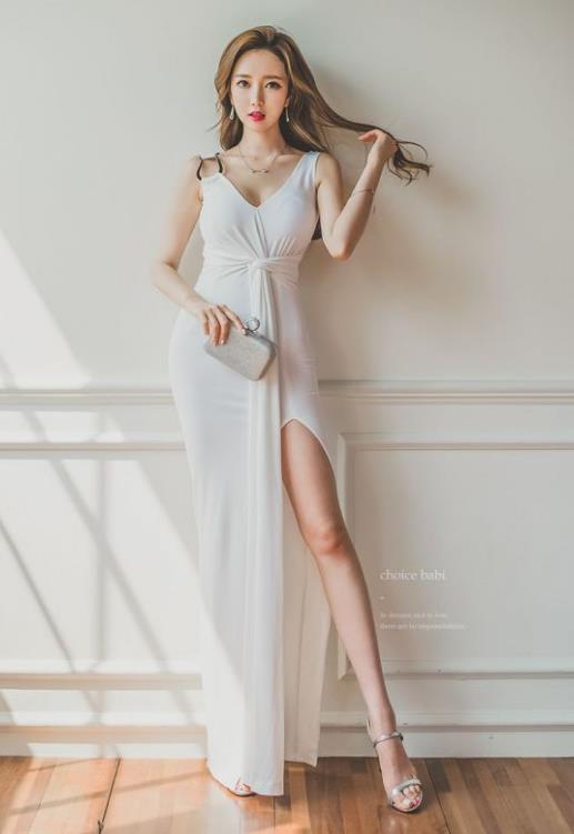  气质|李妍静，一条白色的连衣开叉裙气质美