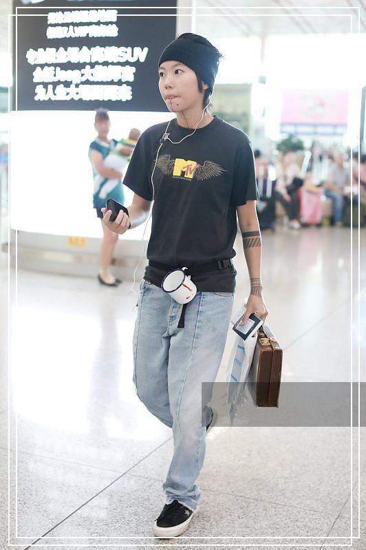 本以为杨丽萍的竹篮够奇葩的了，但看到窦靖童的木箱，我沉默了!