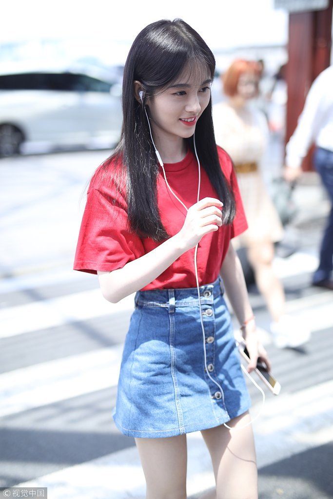 元气少女！鞠婧祎红T短裙秀娇小身材  撩发清纯范获“宅男粉”紧