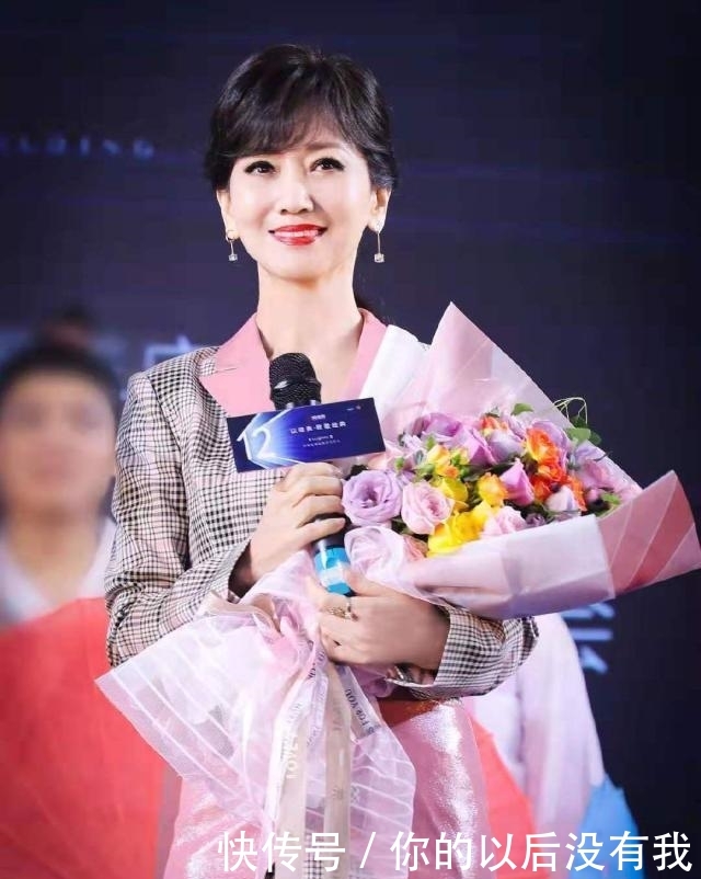 『不服』65岁赵雅芝真不服老,踩10cm高跟鞋配格纹西装裙,奶奶辈新潮流