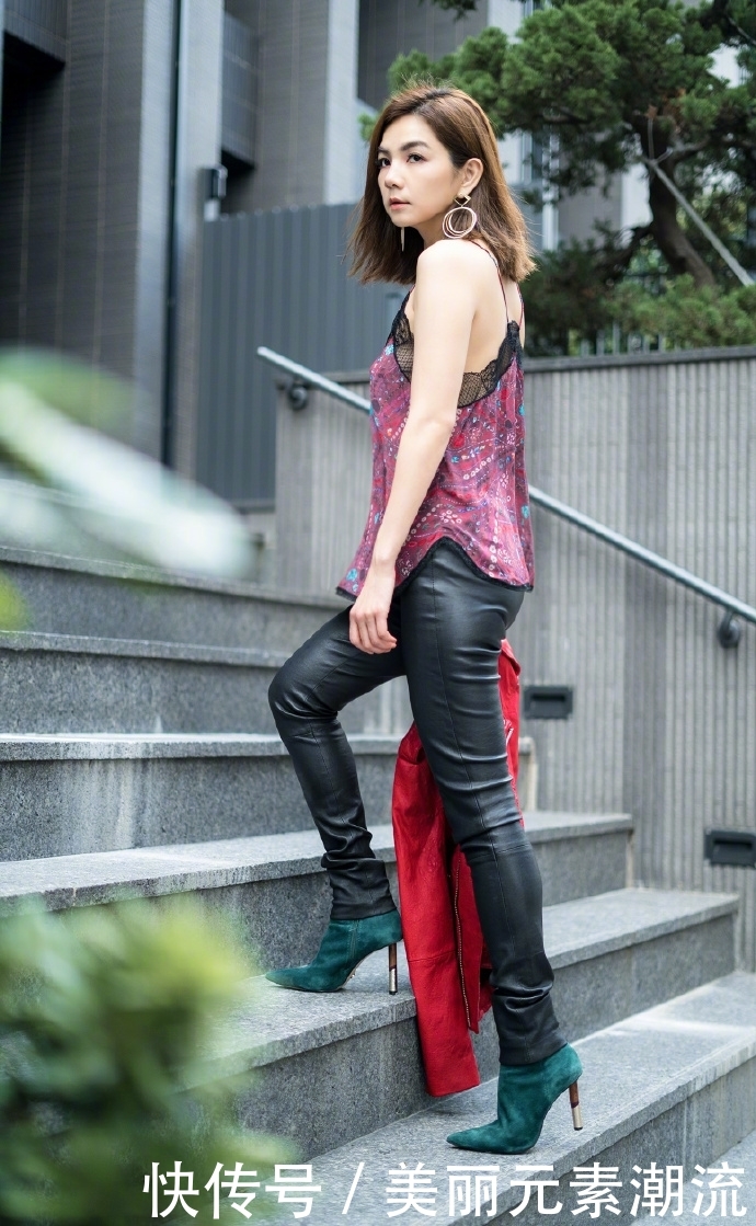 陈嘉桦穿抹胸薄纱裙现身，好身材藏不住，网友：越来越像女人了