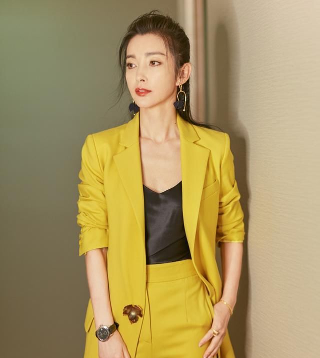  「女人」上了年纪的女人,尽量少穿这几种颜色,显老又没精神,还很掉档次