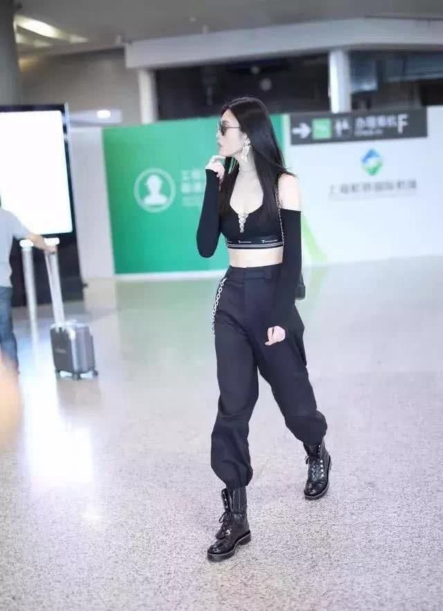 奚梦瑶机场三套服装秀出超模身材，而这双三次都穿的马丁靴要火?