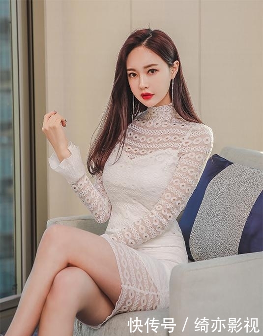  [凸显]街拍：时尚甜美的连衣裙小姐姐，身材妙曼，凸显独特魅力