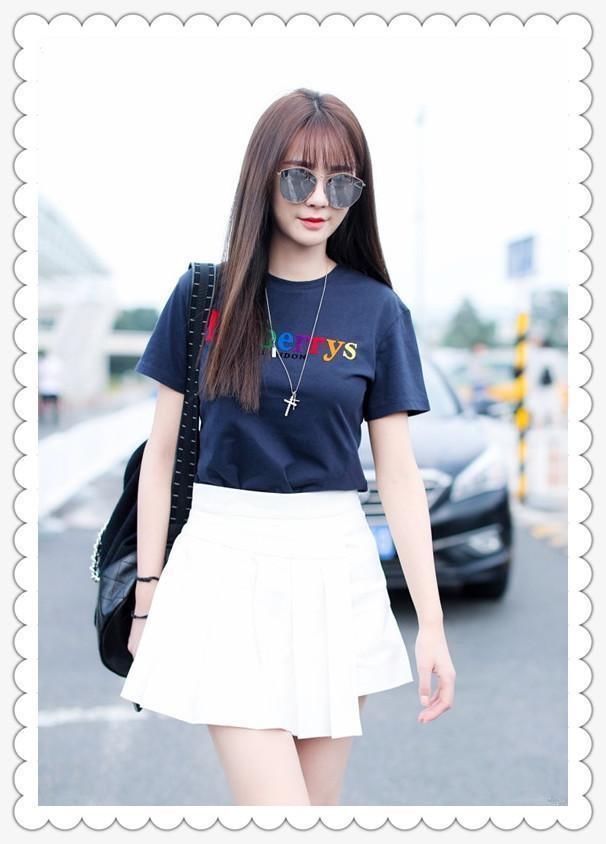 沈梦辰美到犯规！穿白裙比21岁沈月还显嫩，网友：真是便宜海涛了