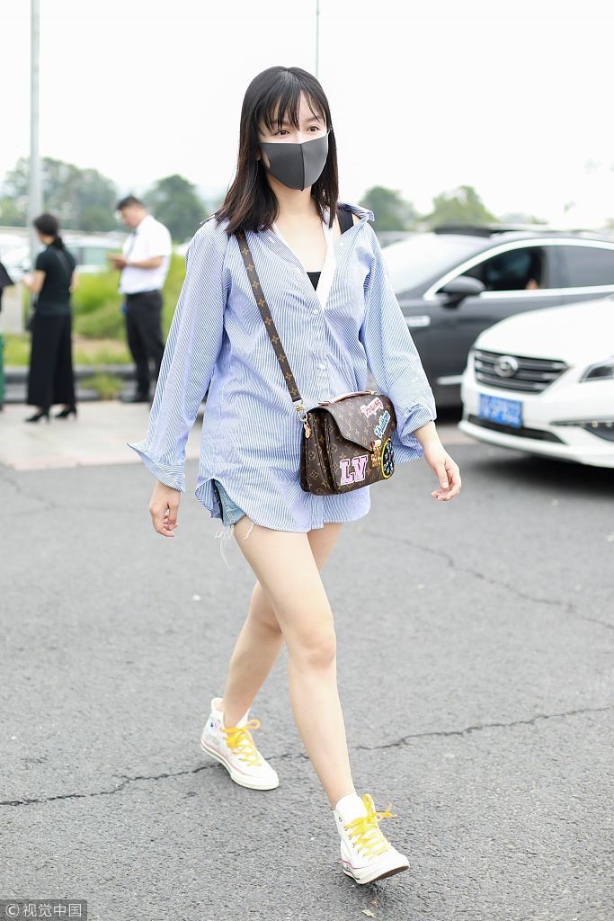 娄艺潇穿条纹衬衫玩下衣失踪秀美腿  双手挥别粉丝比心萌萌哒