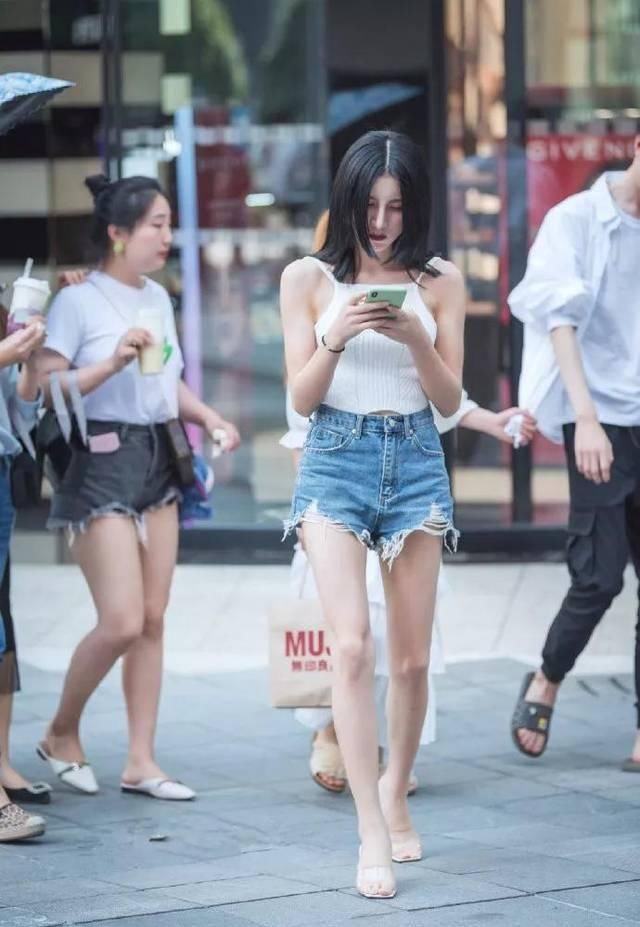  #自信#高跟鞋时尚穿搭，秀出女性的魅力与自信