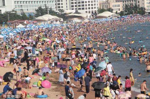 青岛海水浴场游人密密麻麻如下饺子