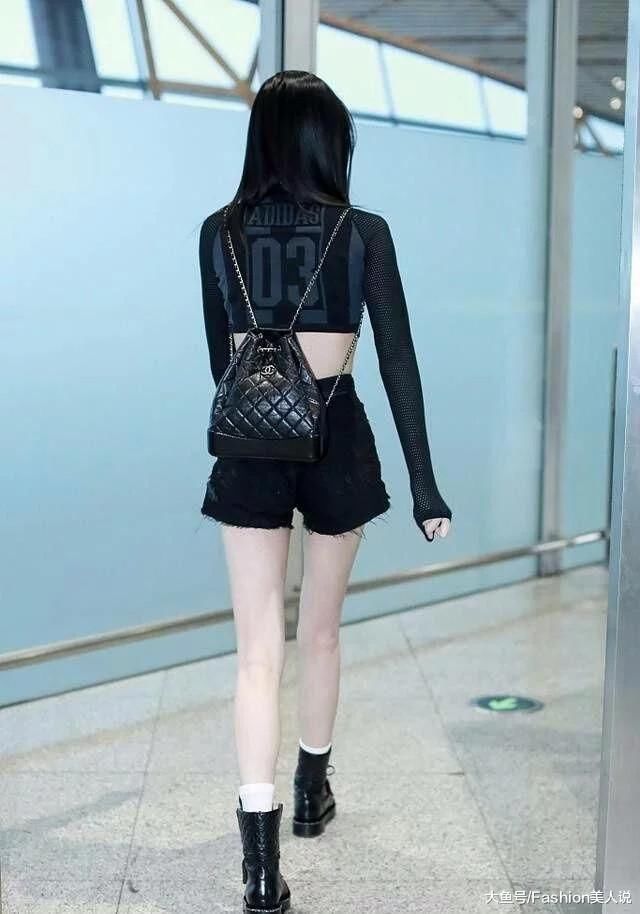 奚梦瑶机场三套服装秀出超模身材, 而这双三次都穿的马丁靴要火?