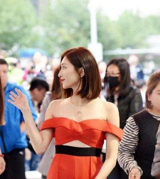 江疏影泳衣外穿,好大尺度,网友:不是好身材根本挂不住