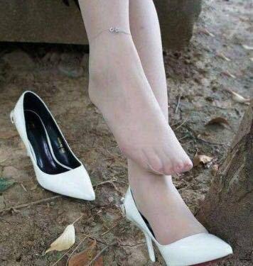 尖尖细高跟，修饰女性优美造型，使脚更加精致细腻！