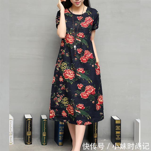  #女人#四五十岁女人，少穿裤子，穿连衣裙才更有女人味，显年轻