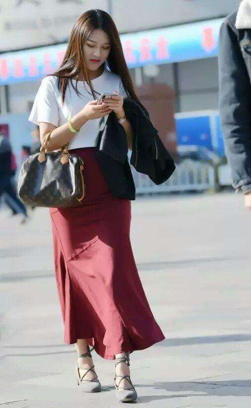 街拍: 十分有气质小姐姐，一袭彰显女人味的紧身穿搭，眼前一亮