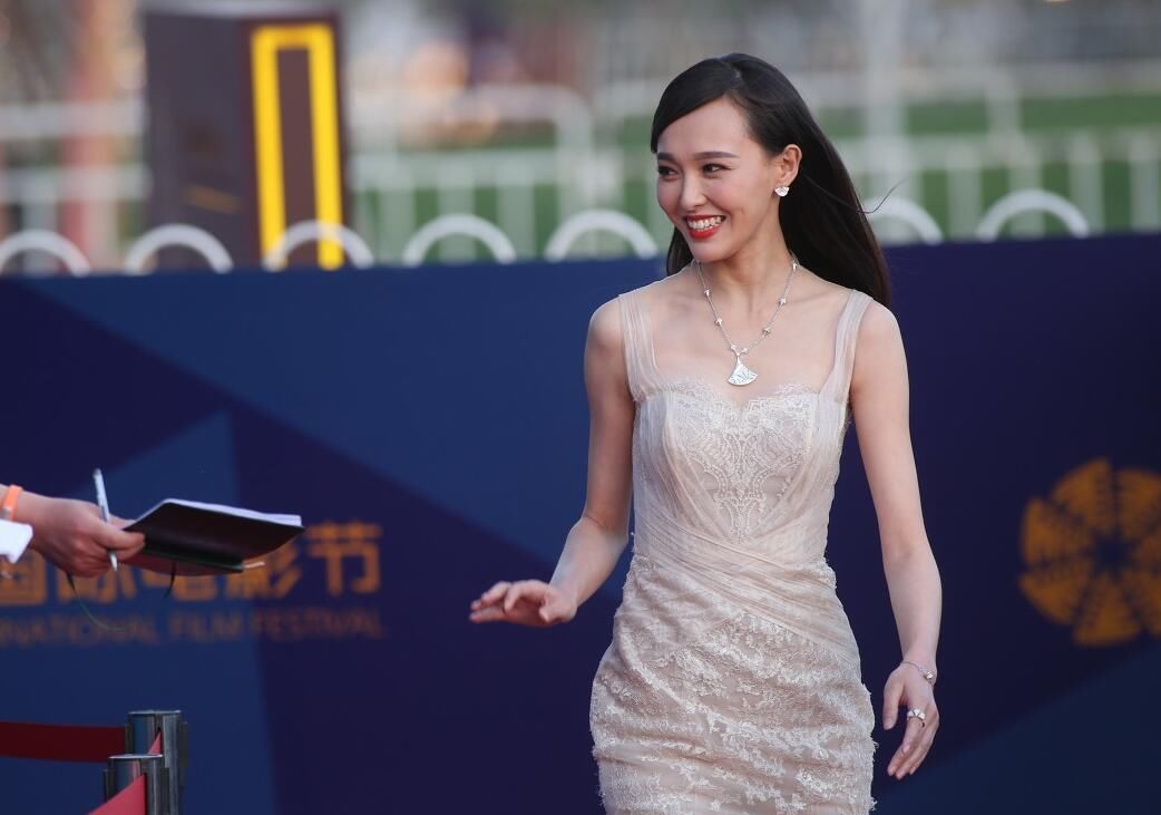 唐嫣走红毯，这个姑娘太会笑了