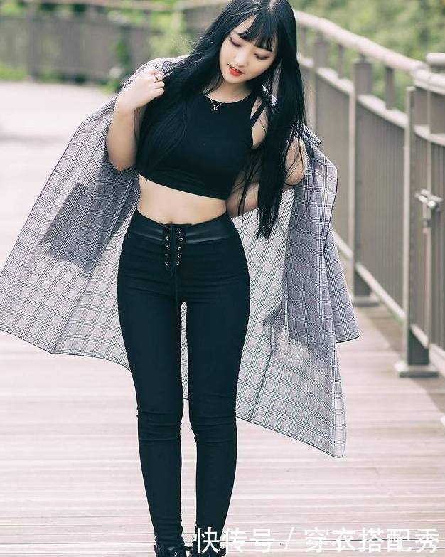 一条显身材的打底裤，轻松修饰美女腿部曲线，真漂亮！