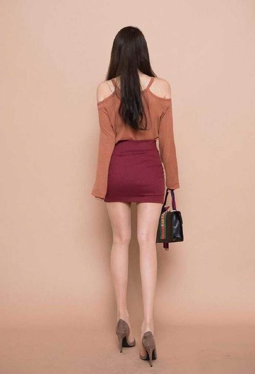 包臀裙搭配一条肤色丝袜展现出三倍魅力