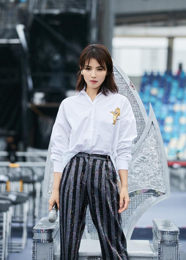 『刘涛』别学刘涛把衬衫塞裙子里，看她塞一半留一半的造型，显腿长又飒爽