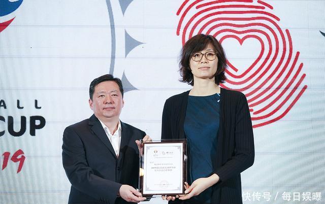 姚明和妻子并肩公开亮相 身高1米9的叶莉显小鸟依人