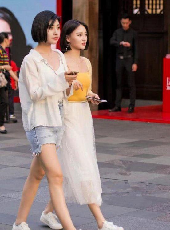  「美女」街拍：皮肤白皙的美女，白色衬衫配百褶裙，时尚魅力十足