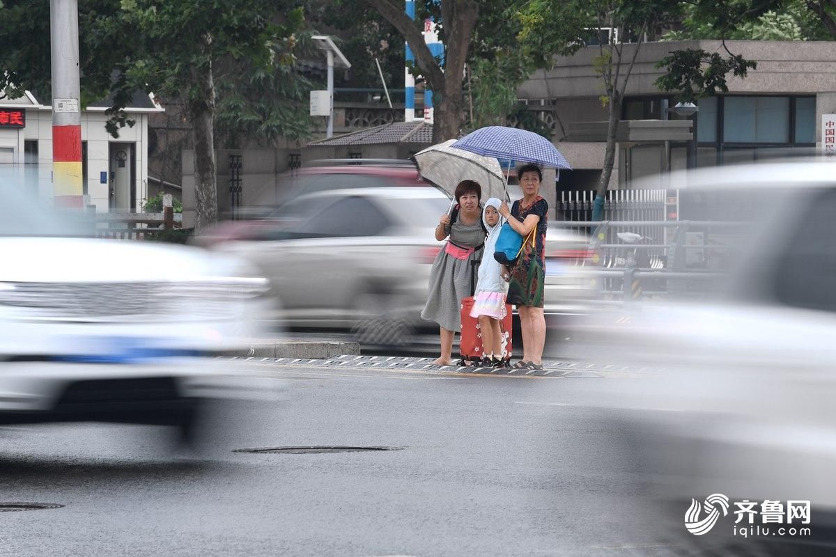 午后济南突降阵雨 措手不及的市民百态纷呈